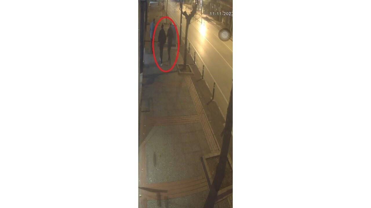 Yolda gördükleri adamı böyle gasp ettiler  Polis o şüphelilerin peşini bırakmadı