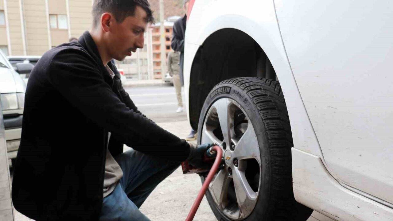 Uyarıyı duyan lastikçinin yolunu tuttu