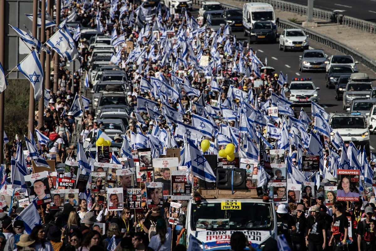 İsrail'de esir aileleri Netanyahu'ya karşı yürüdü