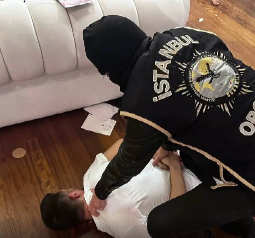 "Yolyemezler"  çetesi liderinin gizli bölmede yakalandığı  anlar kameraya yansıdı