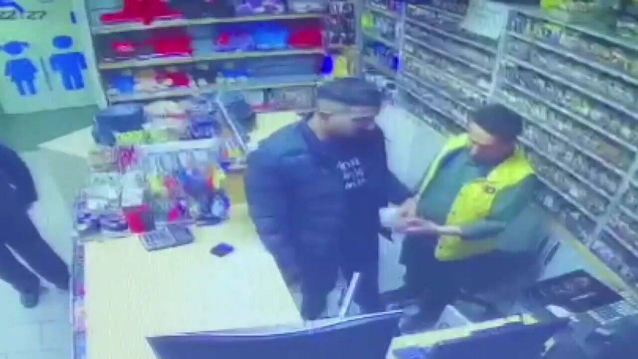 Elinde silahla geldi, akaryakıt istasyonunu soydu !(TIKLA&İZLE)