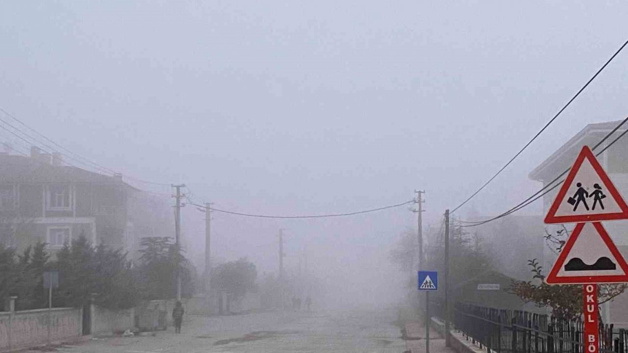 Konya'nın İlçesinde sis trafiği olumsuz etkiliyor