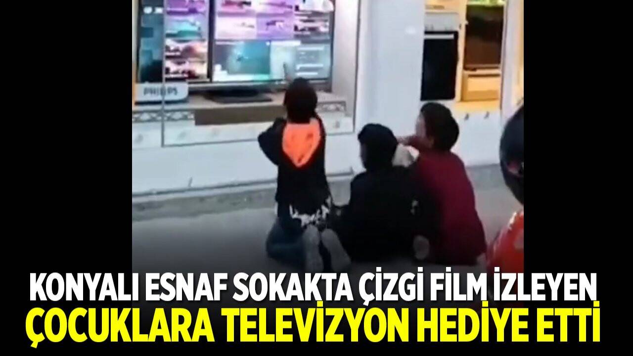 Konyalı esnaf sokakta çizgi film izleyen çocuklara televizyon hediye etti