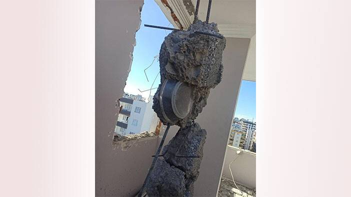 Ağır hasarlı binanın beton bağlama noktasından çıktı: Daha önce hiç karşılaşmadım