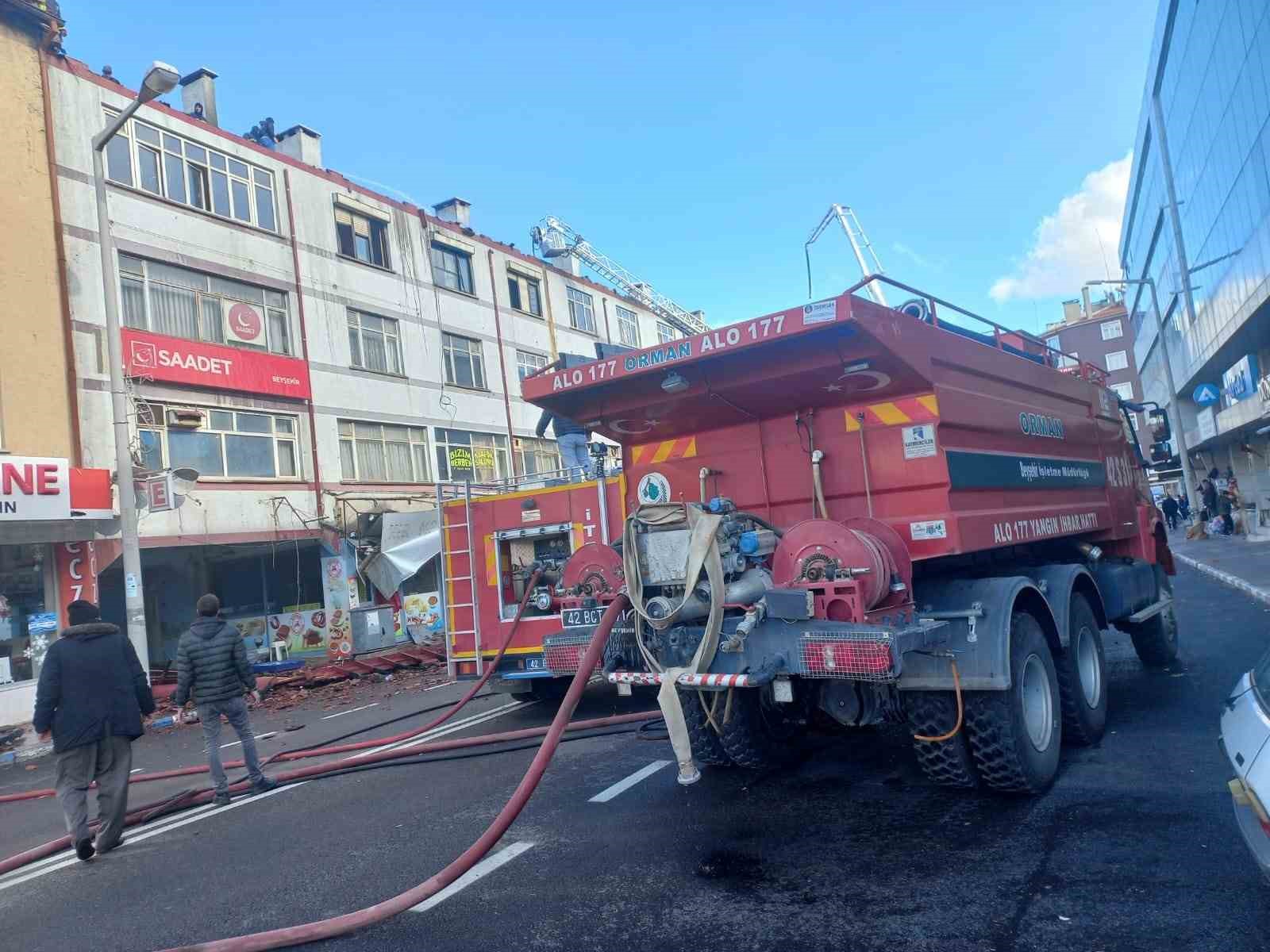 Beyşehir'de 4 katlı iş hanının çatısında yangın!