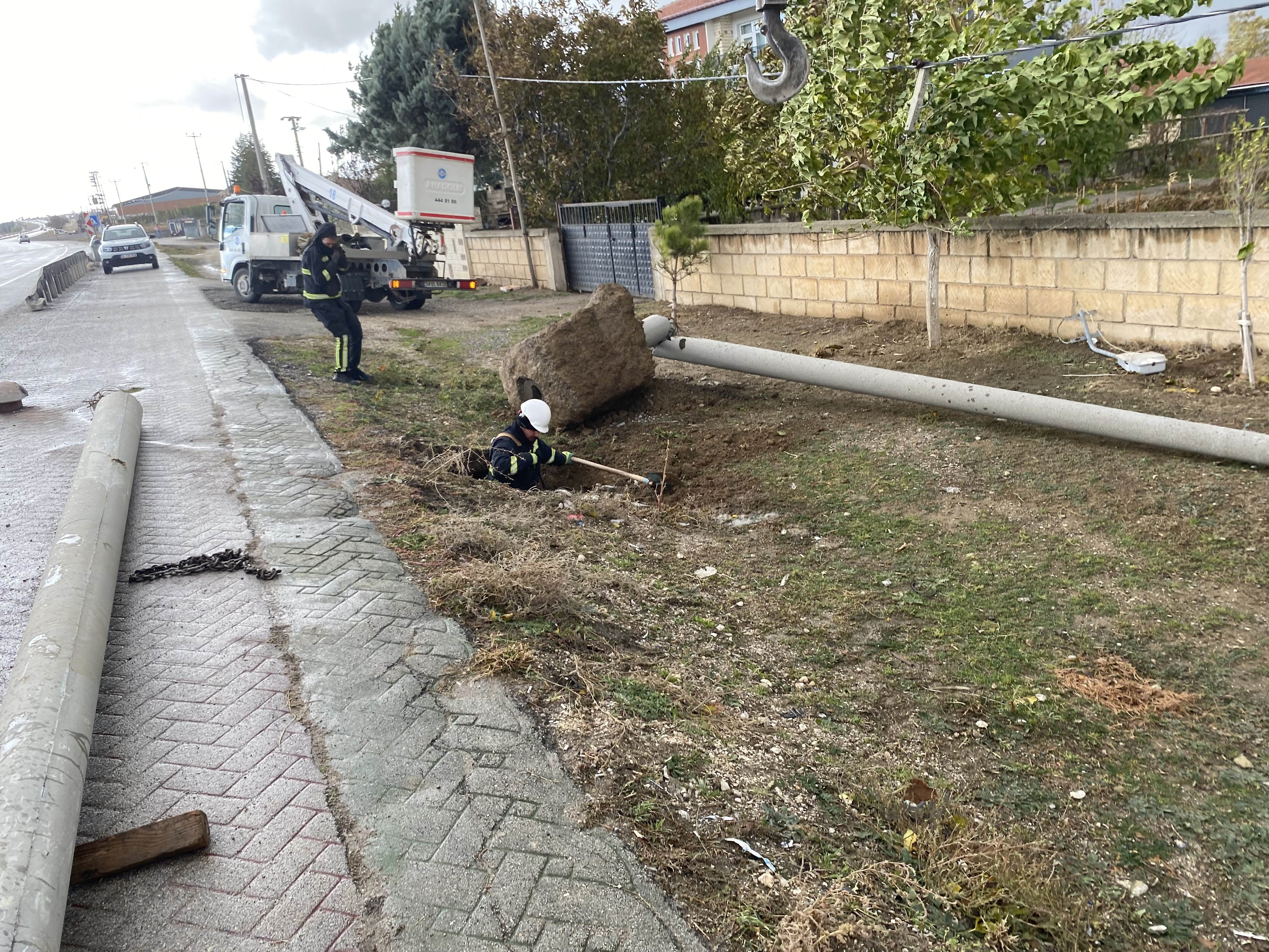 Konya'nın ilçesinde şiddetli rüzgar elektrik direğini devirdi