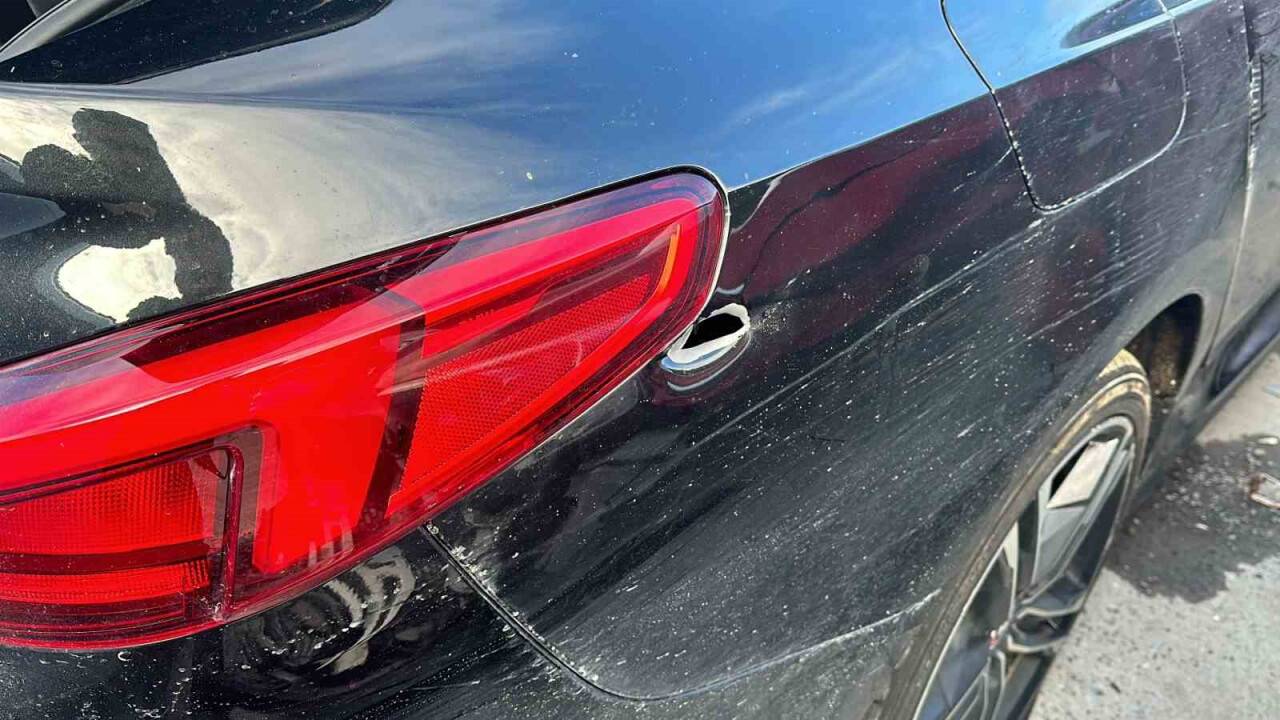 Otomobile silahlı saldırı: 17 el ateş ettiler, başından vuruldu