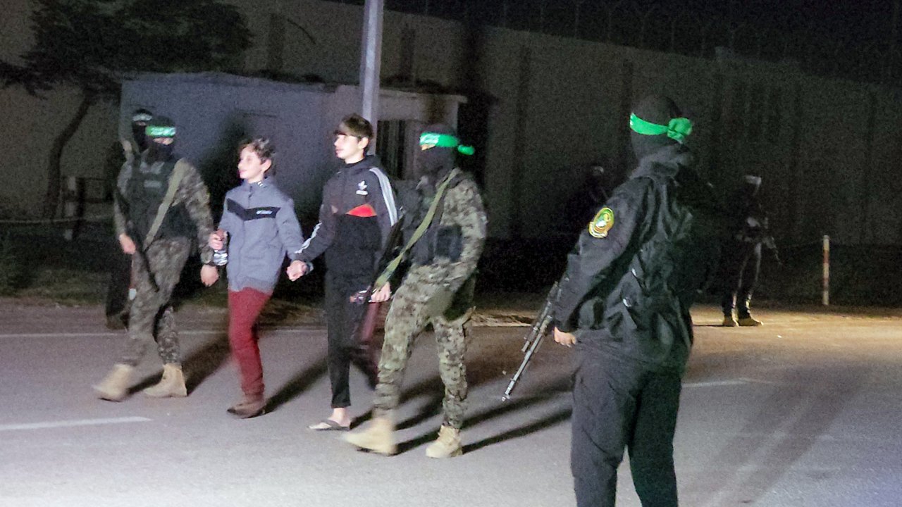 Hamas'ın serbest bıraktığı  11 İsrailli esir İsrail'e ulaştı