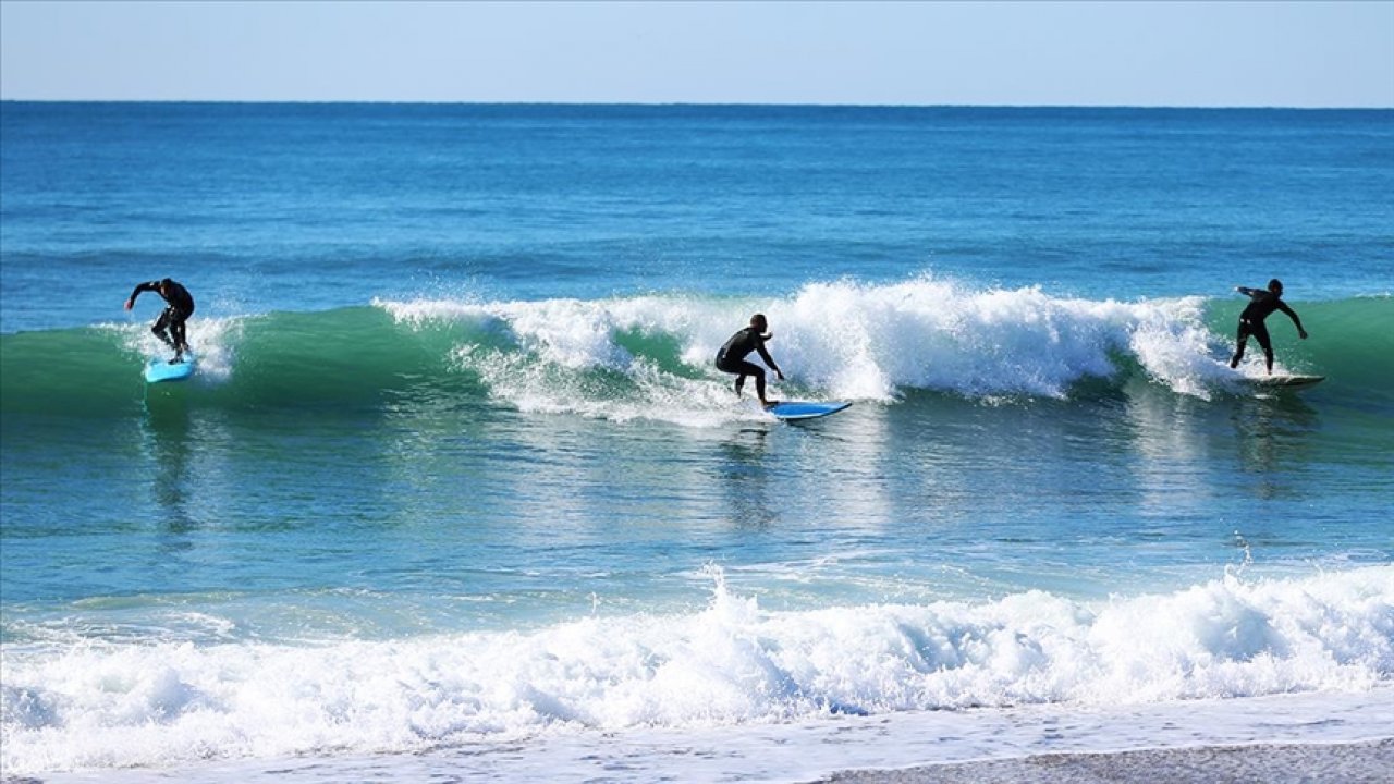 Kasımda sörfçüler dalgaların keyfini çıkardı