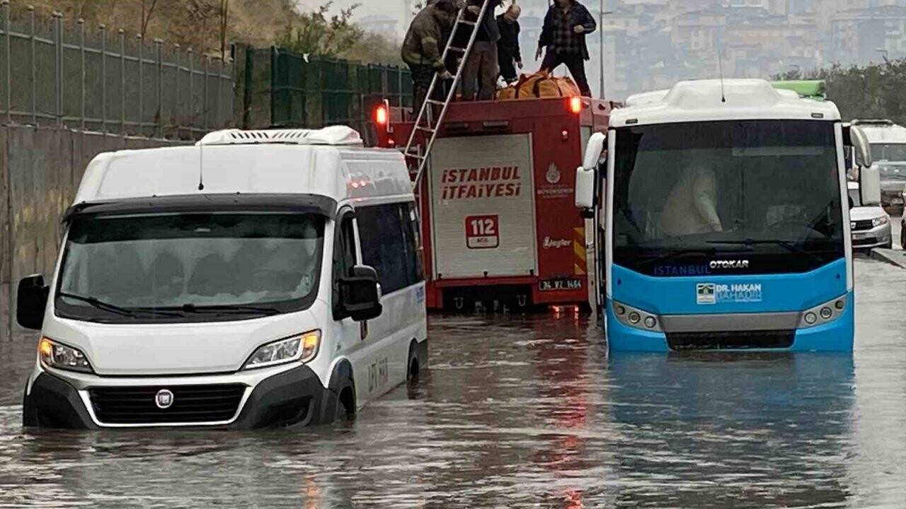 Küçükçekmece’de göle dönen yolda araçlarında mahsur kalan 38 kişi kurtarıldı