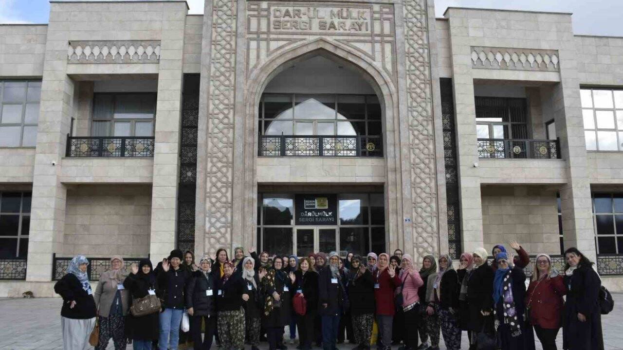 Menemenli kadınlar Konya'yı gezdi