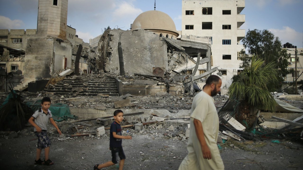 Çocuklar cami enkazından Kur'an sayfalarını topluyor