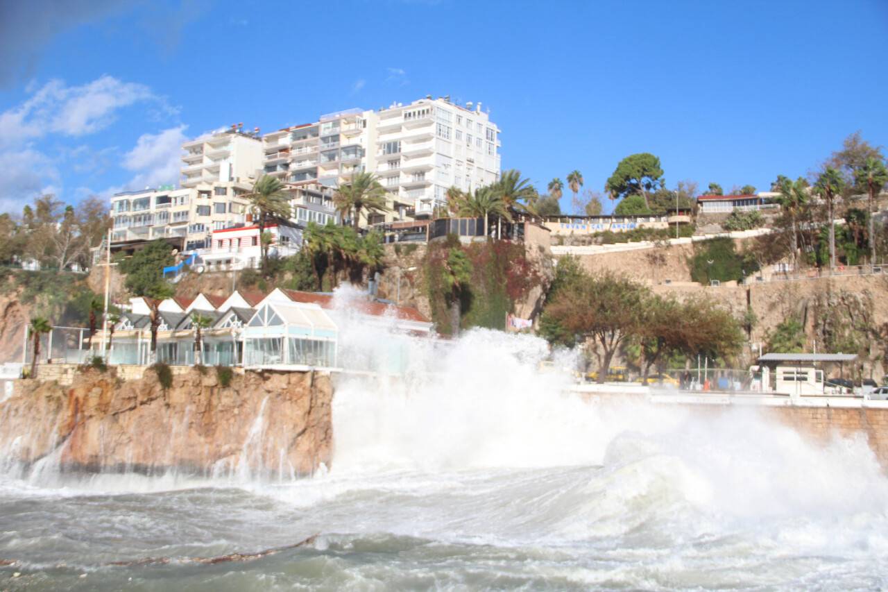 Dev dalgalar sahilleri vurdu, hayatı olumsuz etkiledi