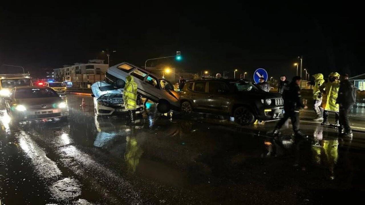 İzmir’deki trafik kazasında araçlar birbirinin üstüne çıktı