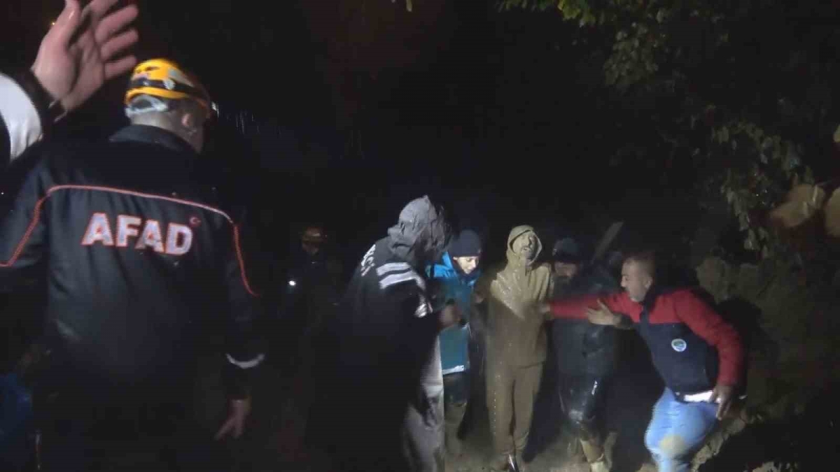 Zonguldak'ta heyelan: Kurtarma ekipleri de göçük altında