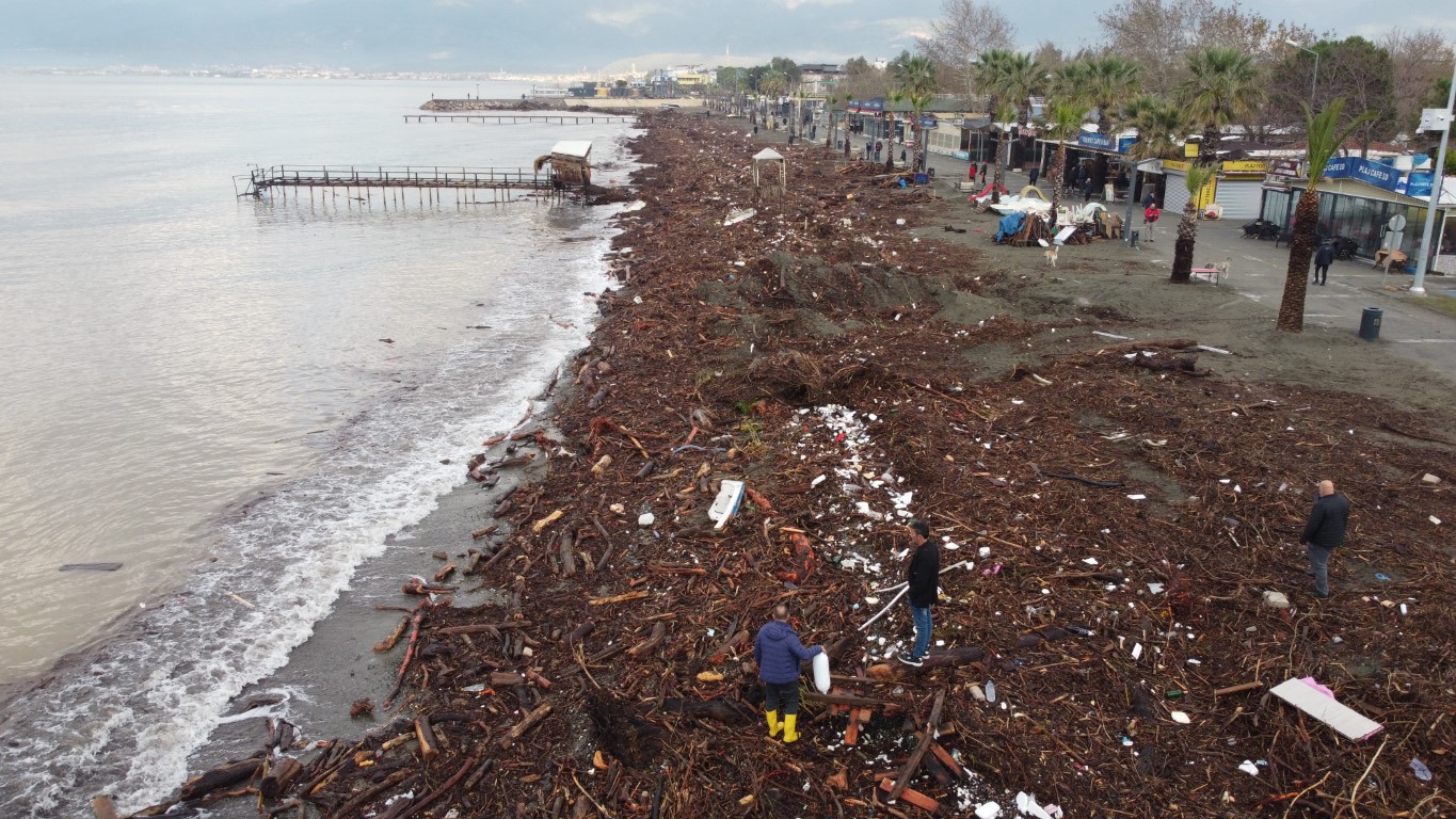 Balıkesir'de Altınkum plajı sel felaketi yaşadı