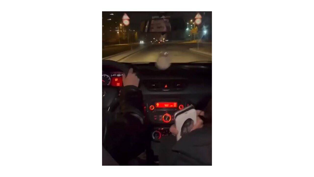 Trafikte kahkahalar atarak tehlikeli hareketler yapıp paylaşan kadın sürücü tepki çekti (TIKLA&İZLE)