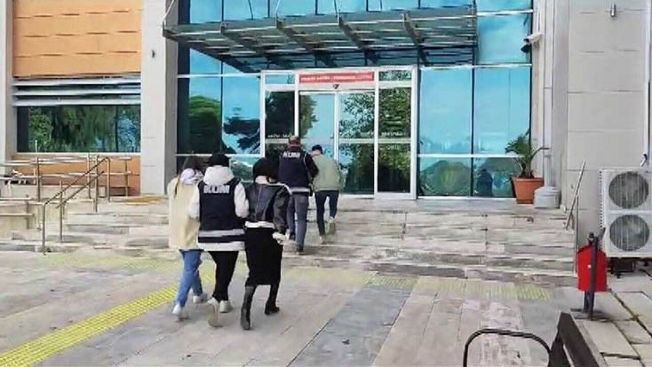 Dolandırıcılar, İzmir'de bir vatandaşın banka hesaplarını boşalttı