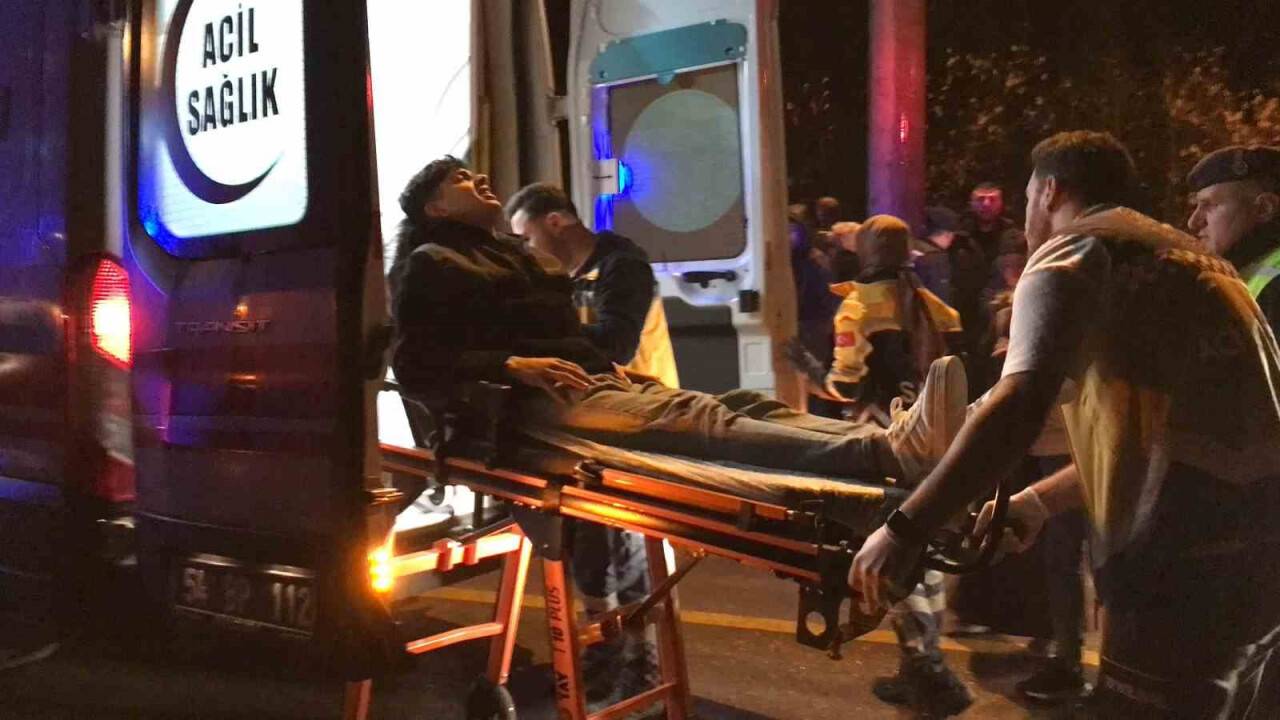 Sakarya’da kontrolden çıkan otomobil direğe çarptı: 4 yaralı