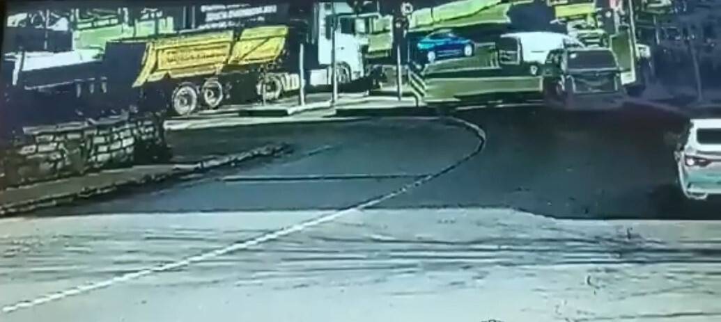 İstanbul’da hafriyat kamyonu dehşeti: Motosikletli atlayarak ezilmekten kurtuldu