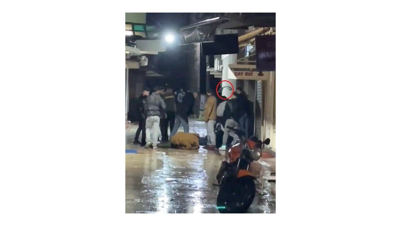 Eğlence mekanı önünde kavga: Yerdeyken tekmeleyip kemerle dövdüler!