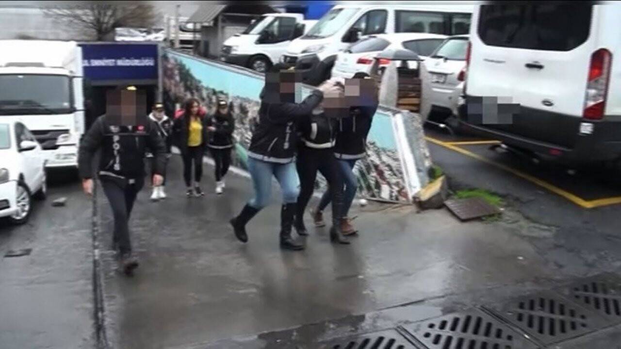 Metrobüste uyuşturucu hazırlayan 3 kadın serbet bırakıldı