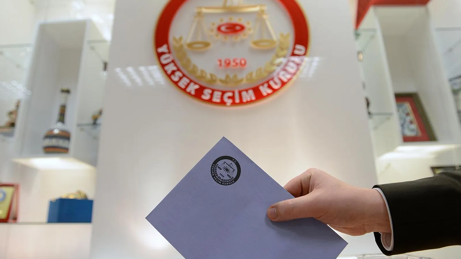 "YSK'dan karar: 32 İlde oy verme saatleri açıklandı!"