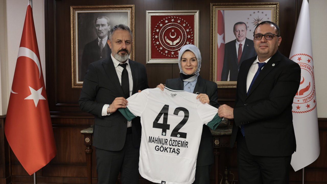 Bakan Mahinur Özdemir Göktaş'a Konyaspor forması