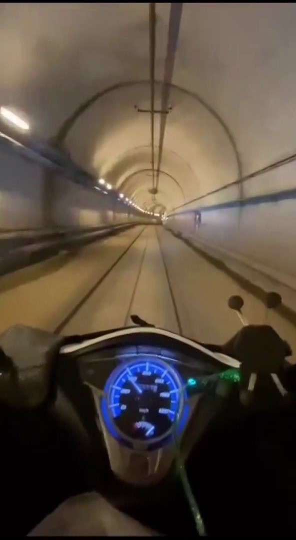 Maltepe'de motokurye metroya istasyonuna girdi: Güvenlik kamerası görüntüleri ortaya çıktı