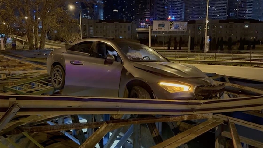 İstanbul'da kaza yapan otomobil köprüde asılı kaldı