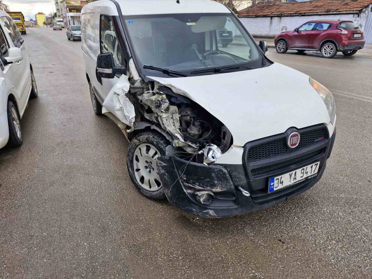 Arkadaşını almak için durdurdu: Başka araç çarptı