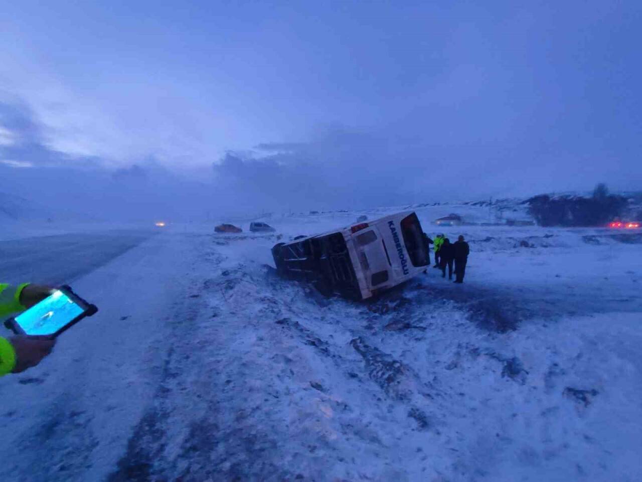 İki yolcu otobüsü devrildi: Yaralılar var
