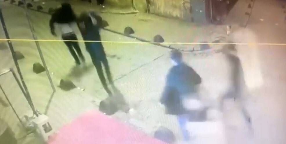 Beyoğlu’nda yüksek hesap çetesinin turistleri sopayla darp ettiği anlar kamerada