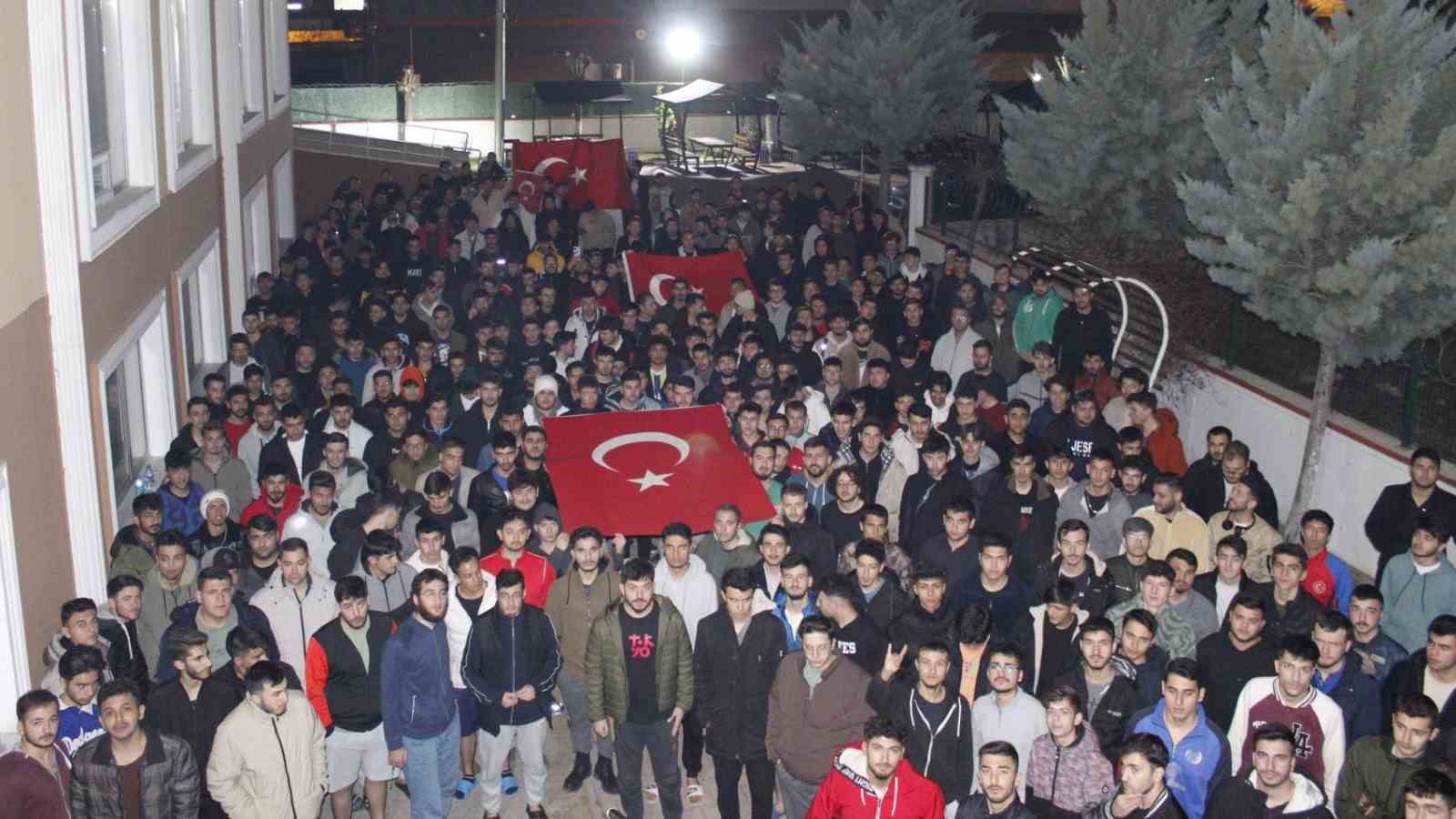 Konya'daki öğrenciler teröre karşı tek yürek oldu