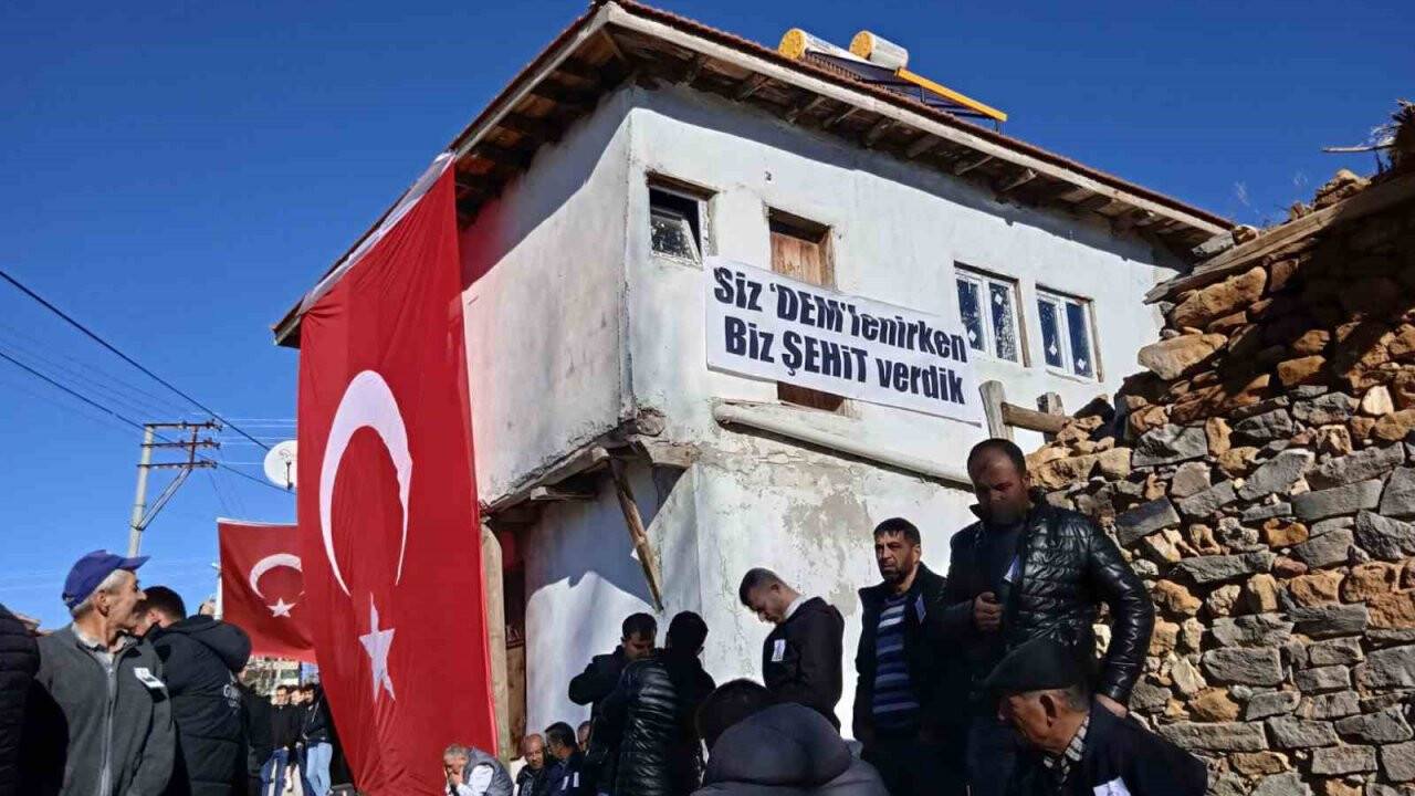 Şehit Piyade Teğmen Ramazan Günay'ın hemşehrilerinden terör örgütü PKK'nın siyasi uzantısı ve destekçilerine pankartlı mesaj!