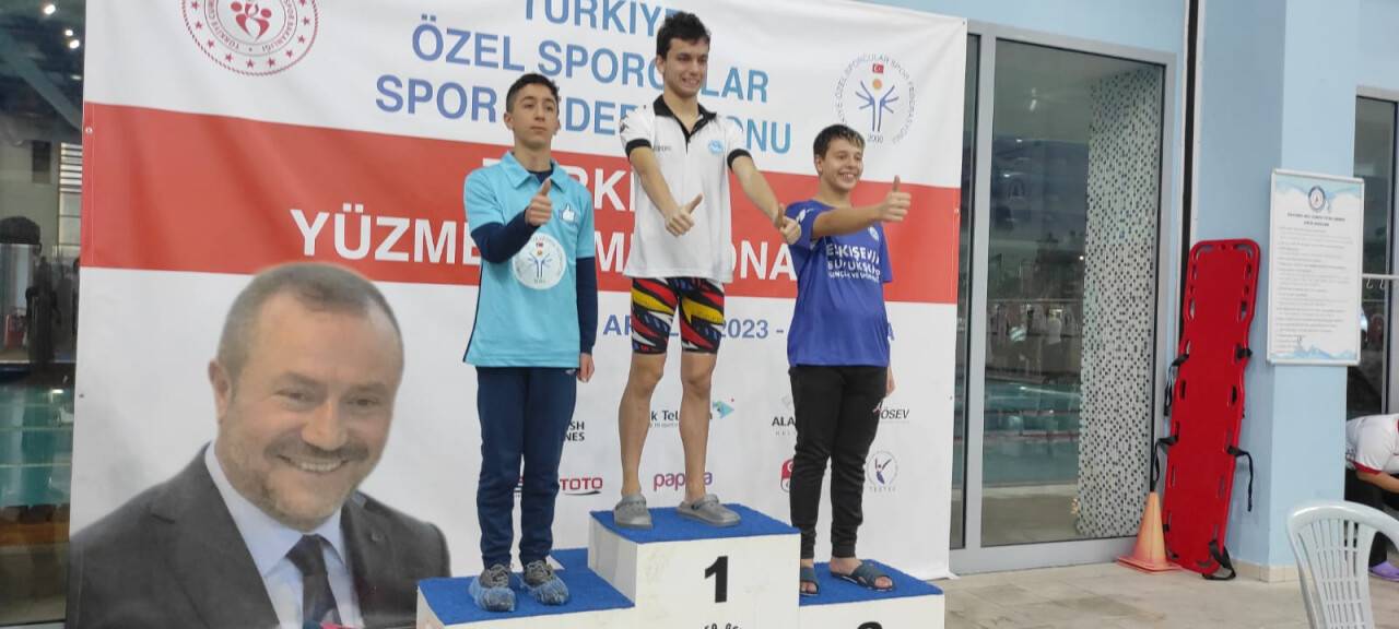 Özel sporcular yüzme şampiyonasında rüzgar gibi esti