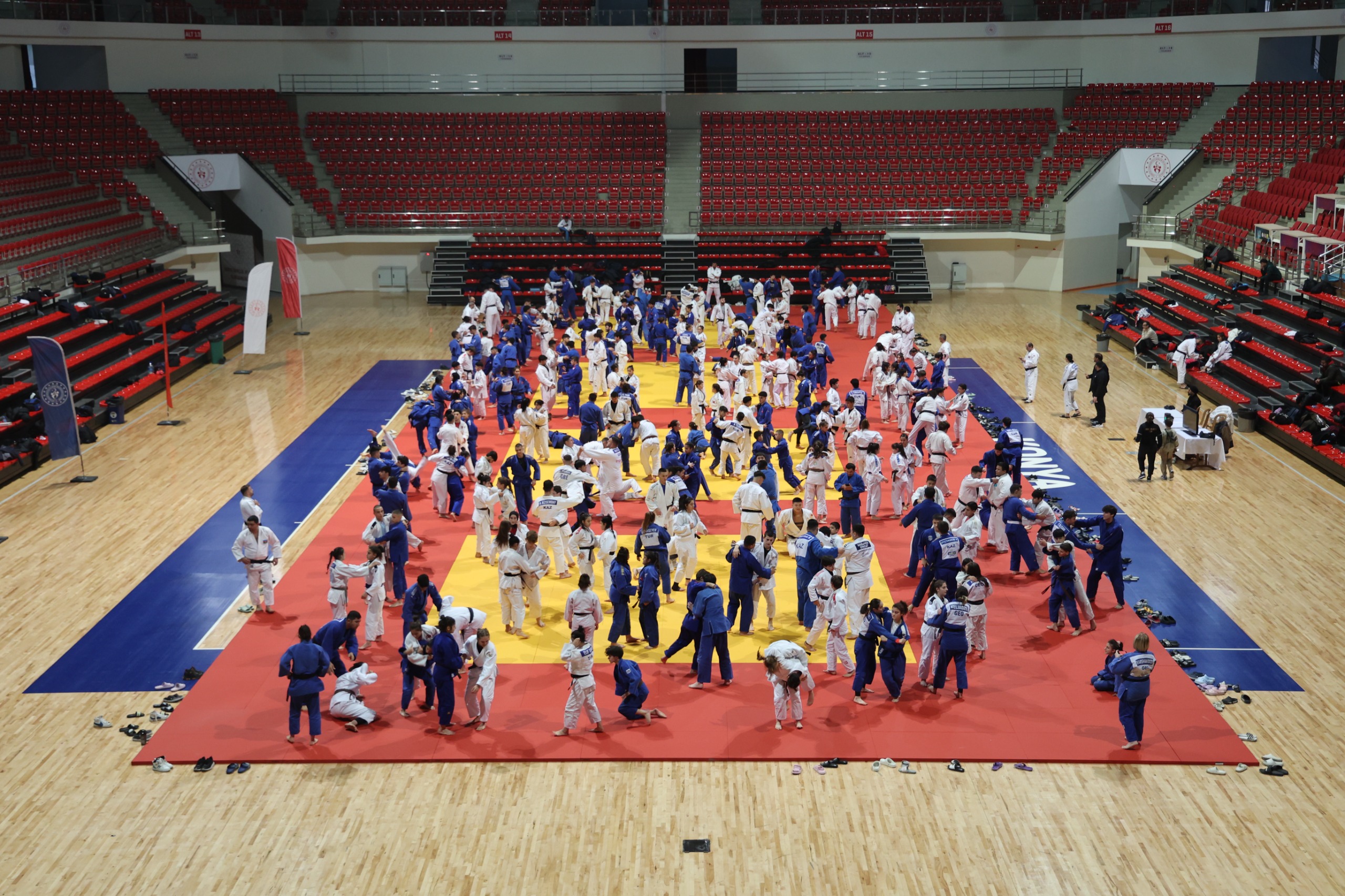 10 ülkeden 350 sporcu Konya'da Judo Çalışma Kampı'nda
