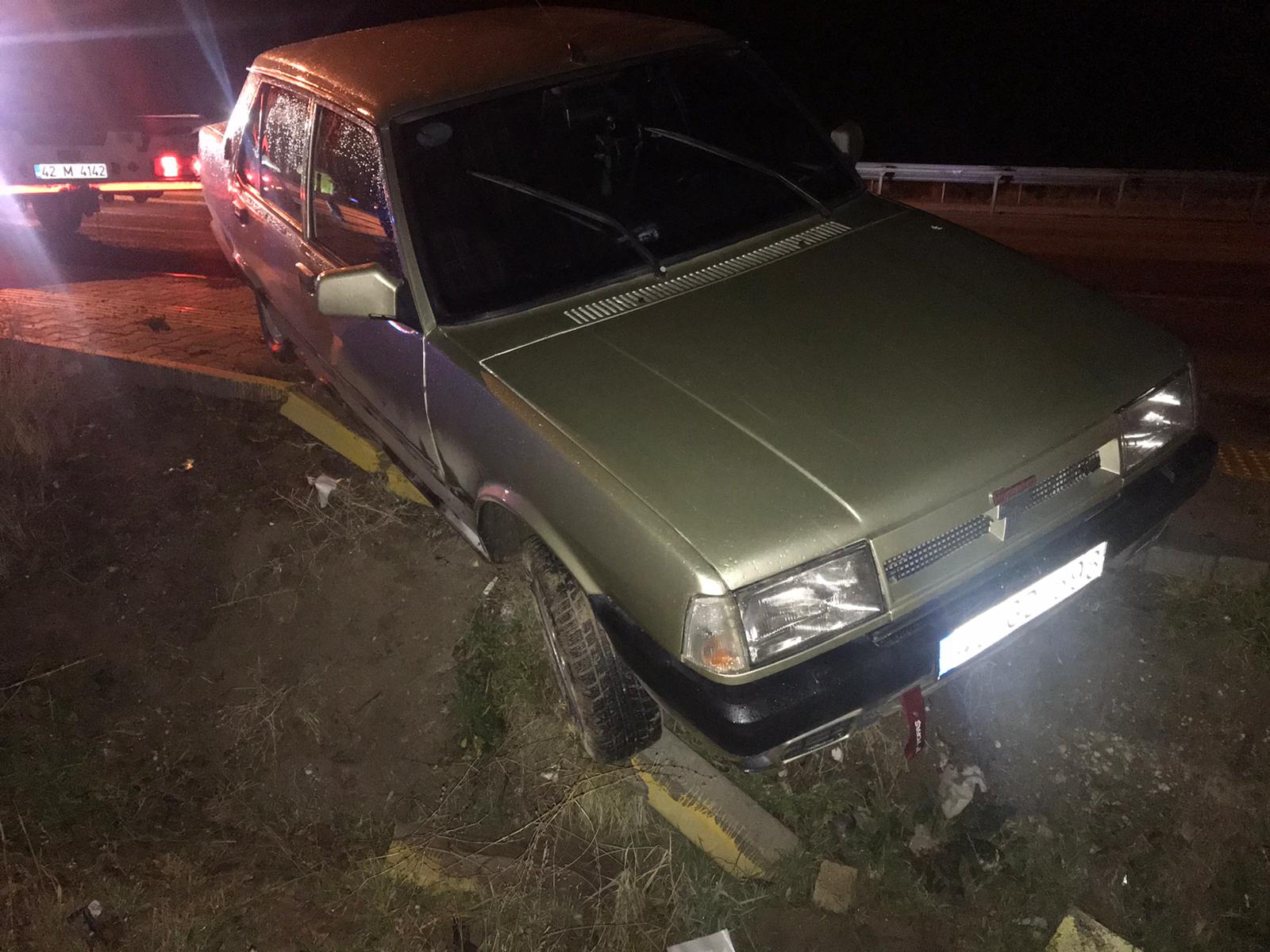 Konya'da refüje çarpan otomobilin sürücüsü yaralandı