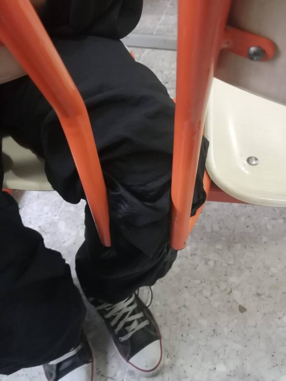 Öğrencinin bacağı oturağa sıkıştı