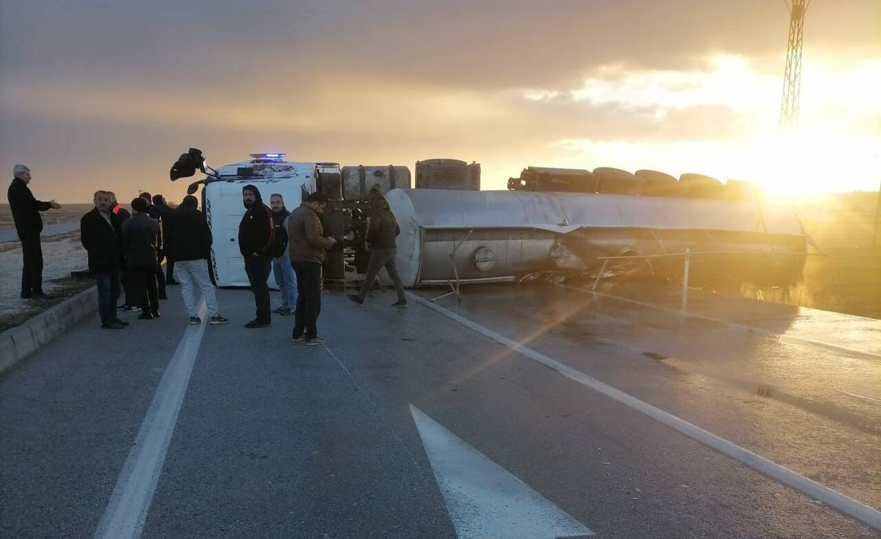 Konya'da tır devrildi 2 kişi yaralandı