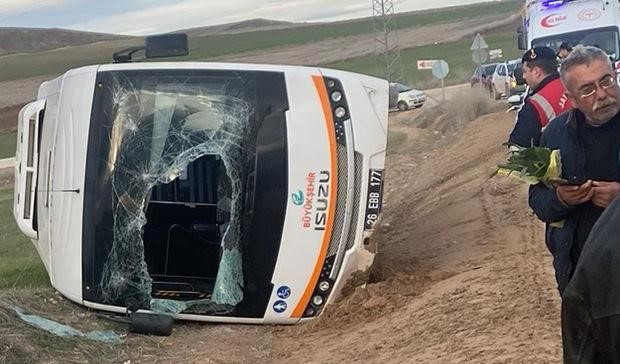 Kamyonun çarptığı otobüs yan yattı: 11 yaralı