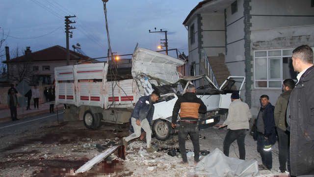 Konya'da feci kaza: Kamyonet devrildi, 2 kişi öldü