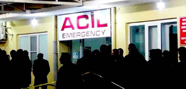 Ellerinde sopalarla acil servisi bastılar