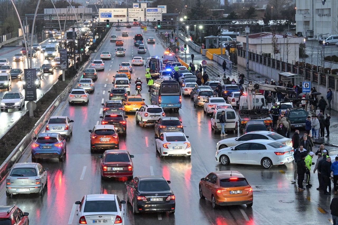 Başkentte kaza 26 araç karıştı: Yaralılar var