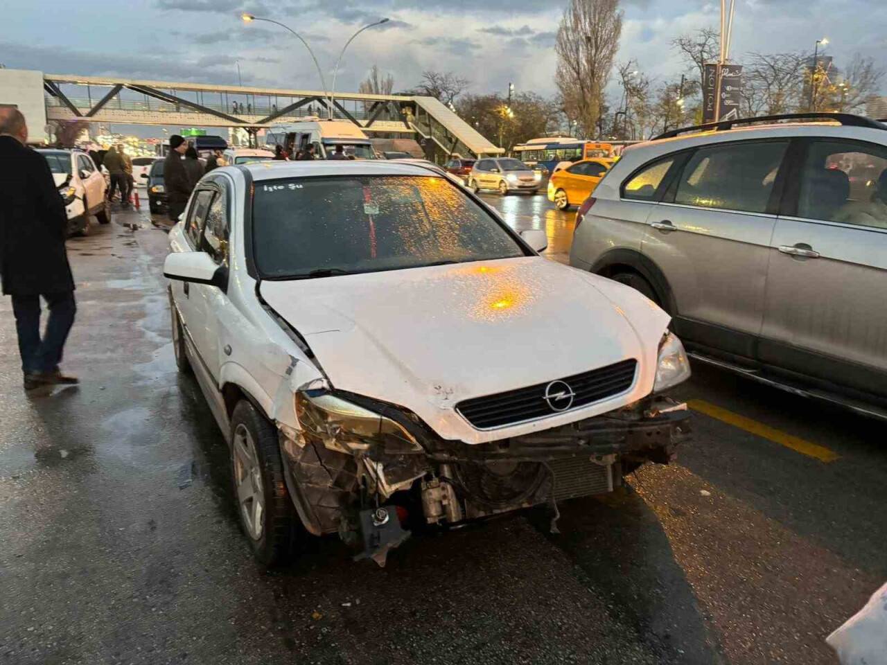 Zincirleme kazada 26 araç birbirine girdi: 3 yaralı