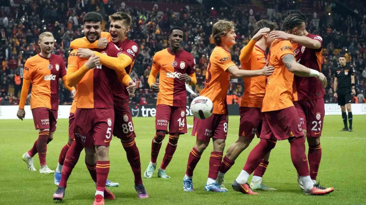 Galatasaray’da 3 genç futbolcu ilk kez oynadı