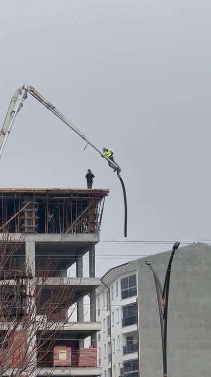 İşçinin beton pompası üzerinde tehlikeli gösterisi
