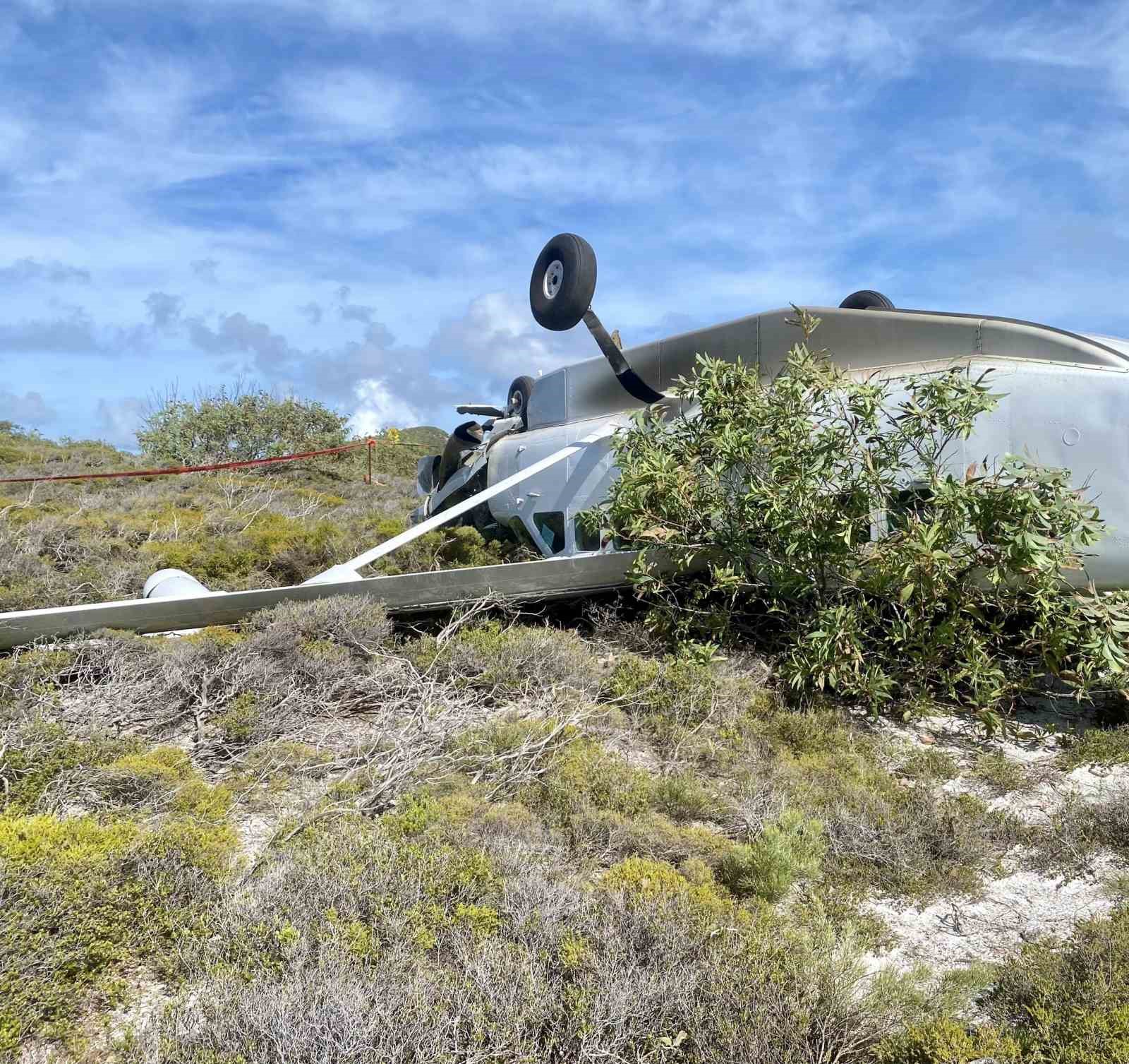 Uçak iniş yaparken takla attı: 10 kişi yaralandı