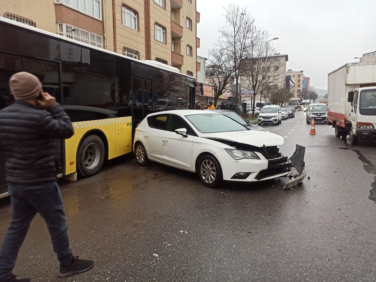 İstanbul'da faciadan dönüldü: İETT otobüsü kontrolden çıktı 4 araca çarptı