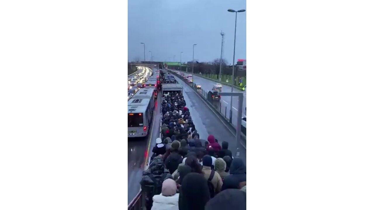İstanbulluların metrobüs çilesi!